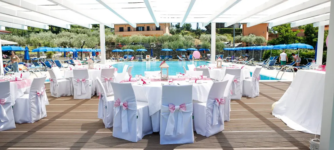 La sala ricevimenti allestita a bordo piscina