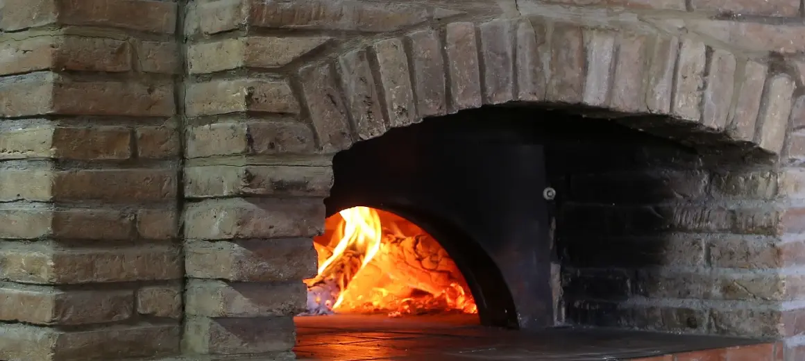 Il forno a legna della pizzeria